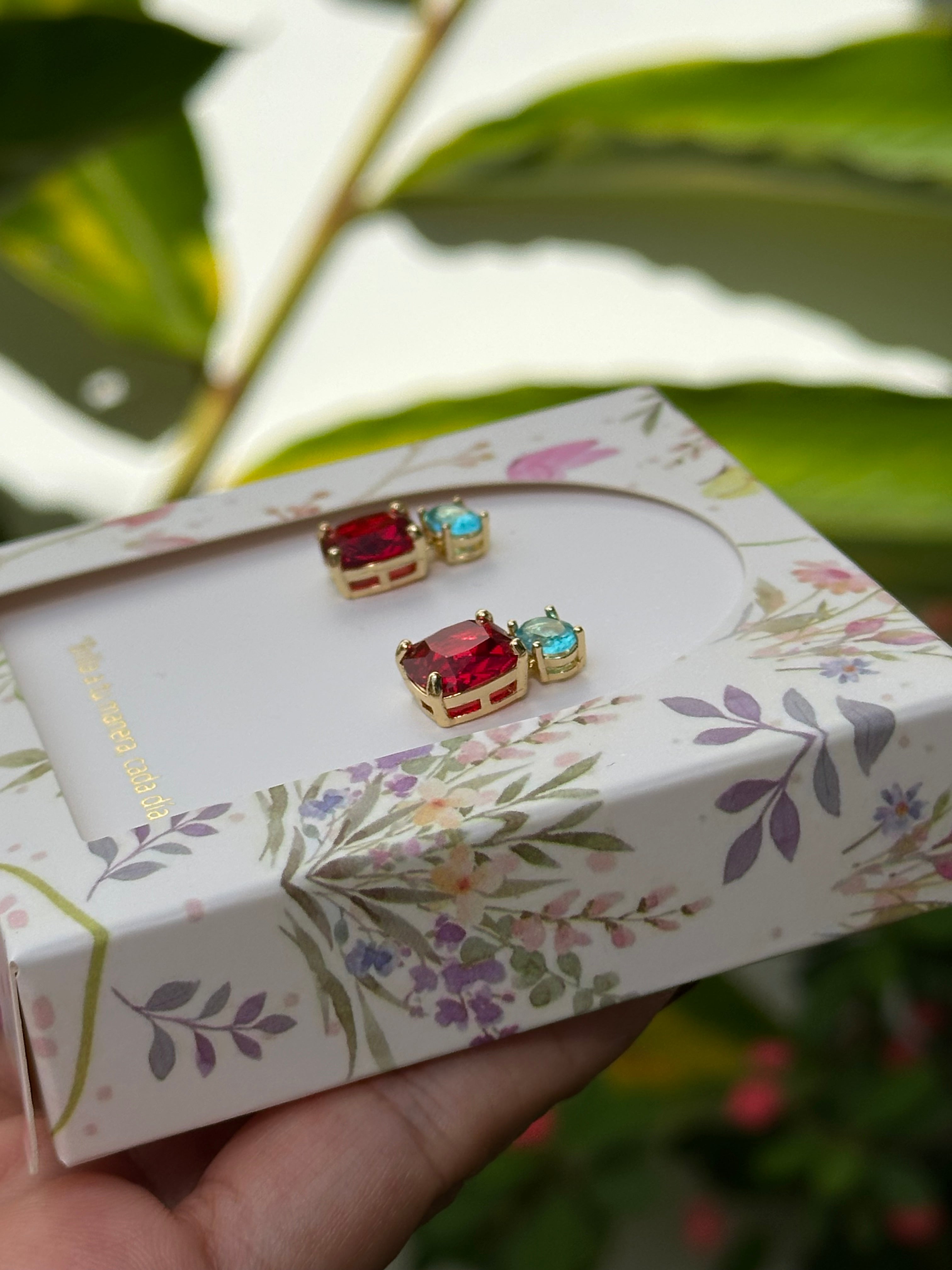 Aretes Esenciales con Cristal Rojo y Aguamarina