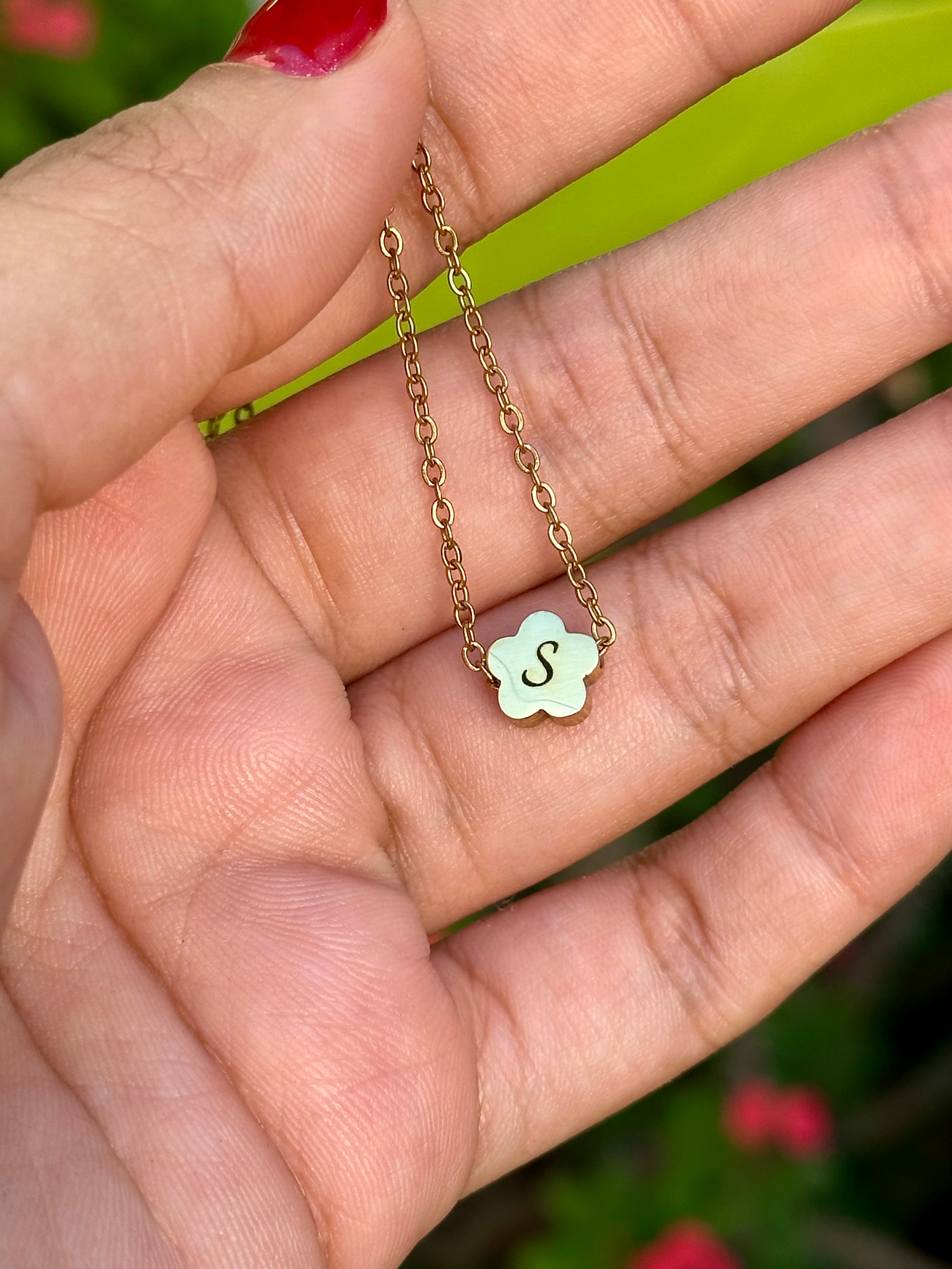 Collar con Dije de Flor - Letras