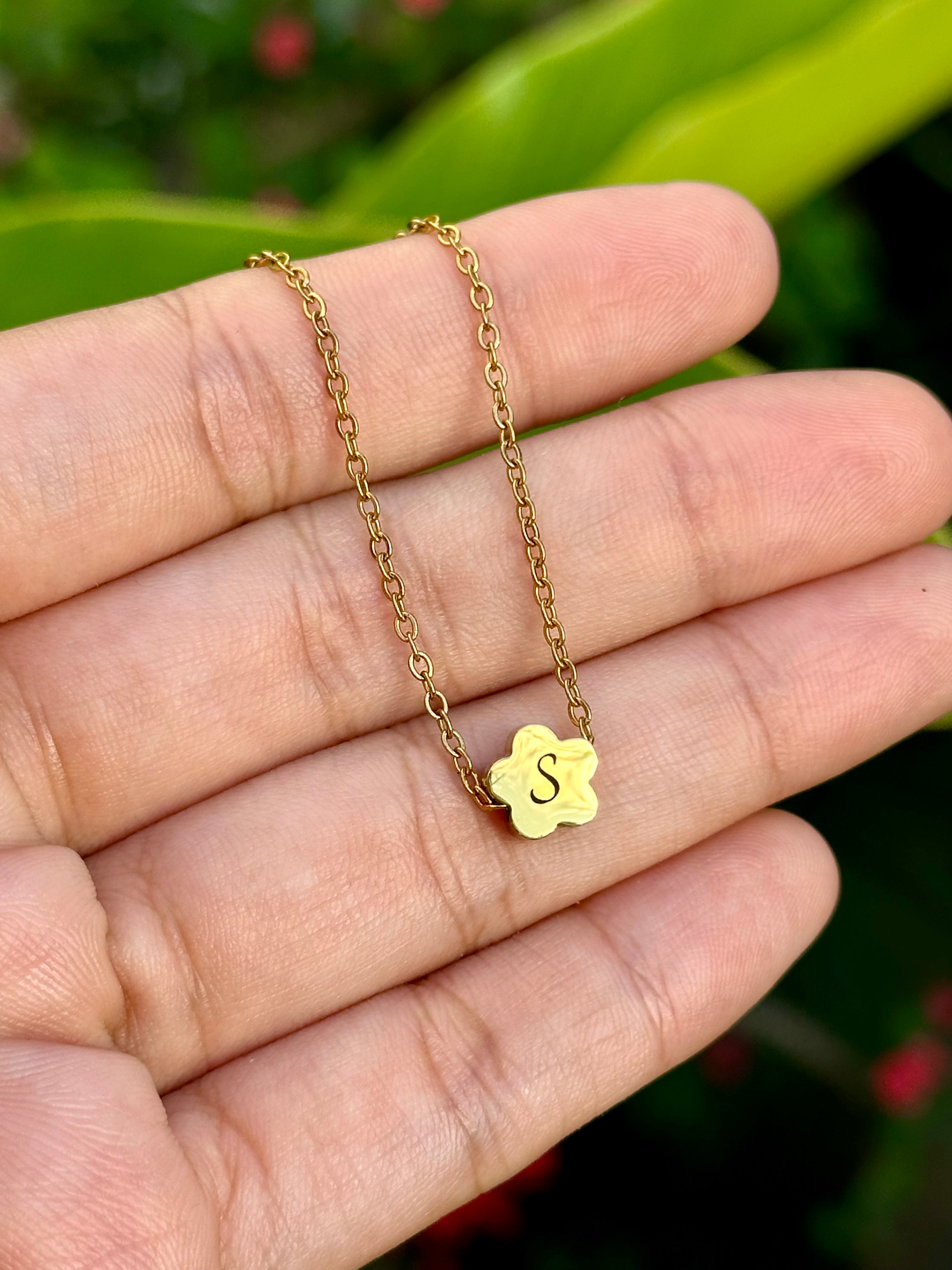 Collar con Dije de Flor - Letras