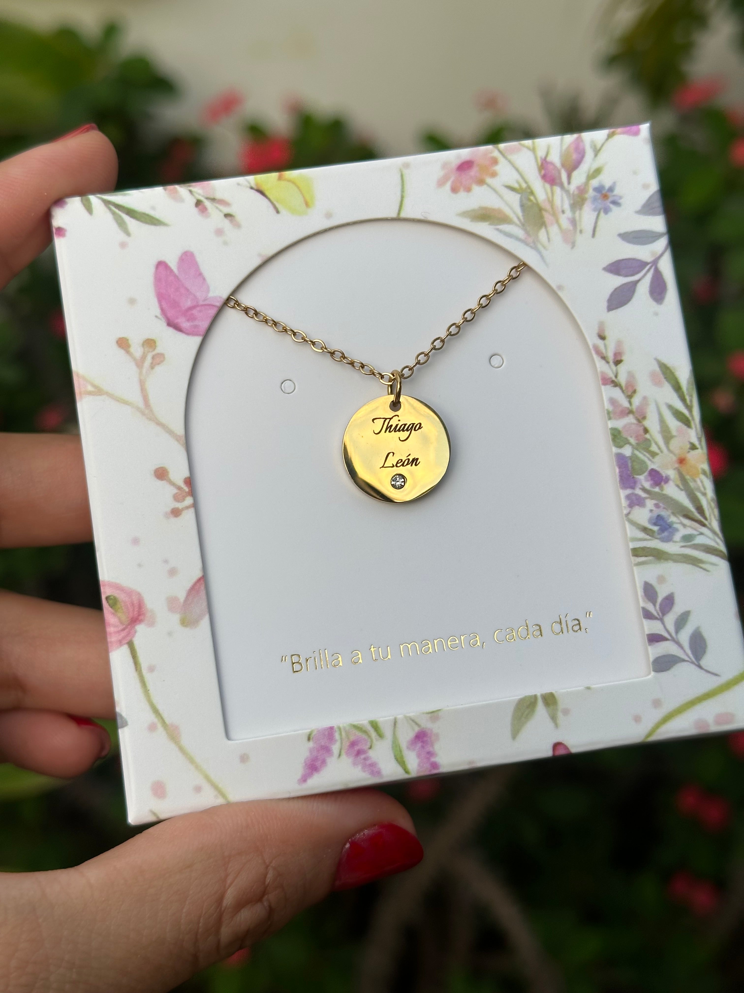 Hermoso Collar con Colgante Circular y Circonia - Letras y/o Fotograbado