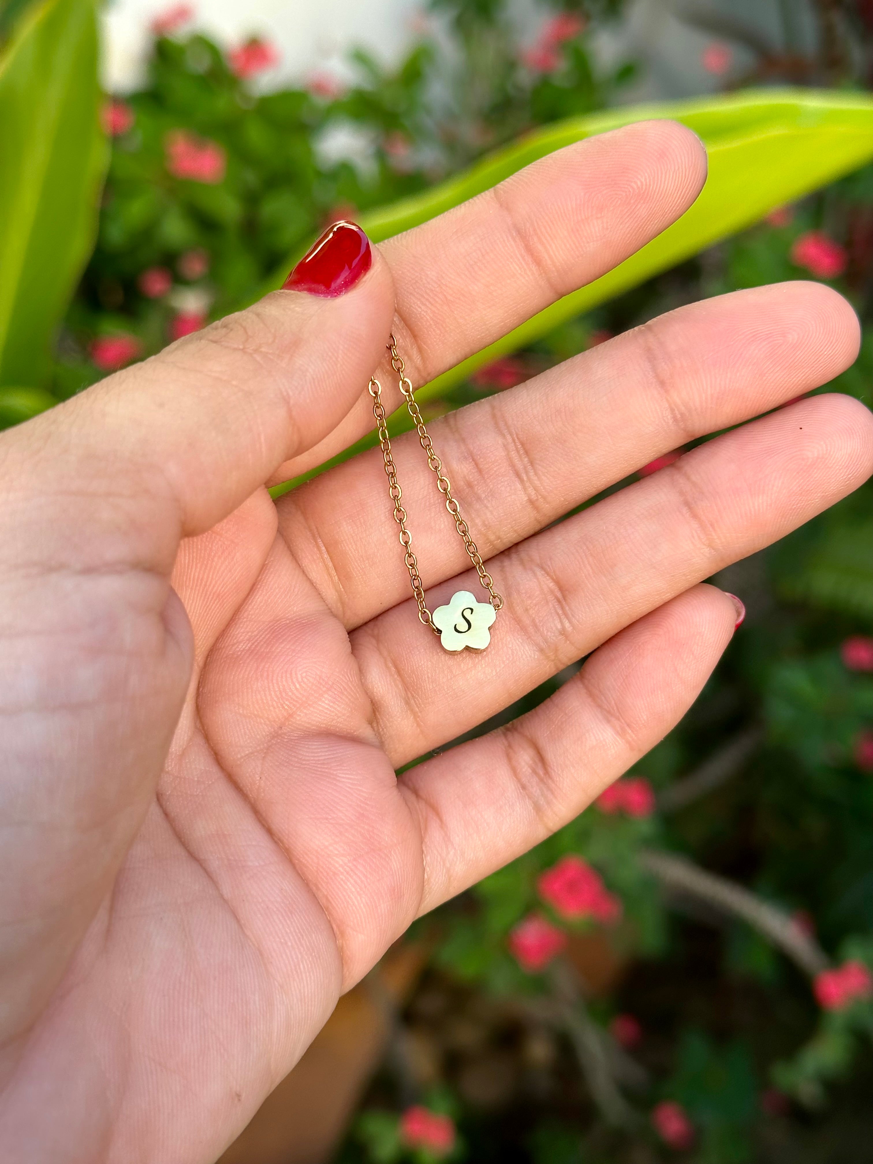 Collar con Dije de Flor - Letras