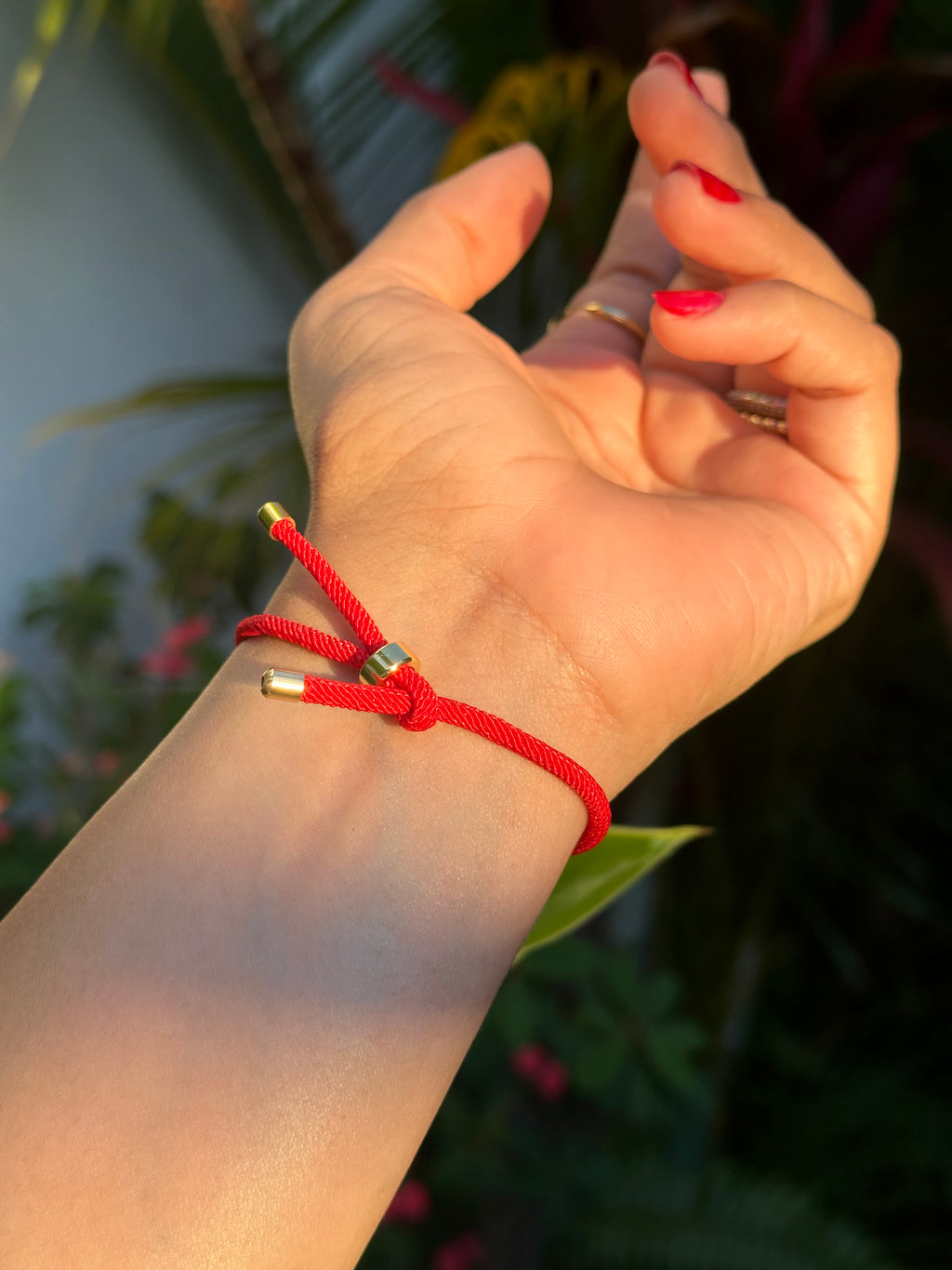 Hilo Rojo con Medalla San Benito Minimalista