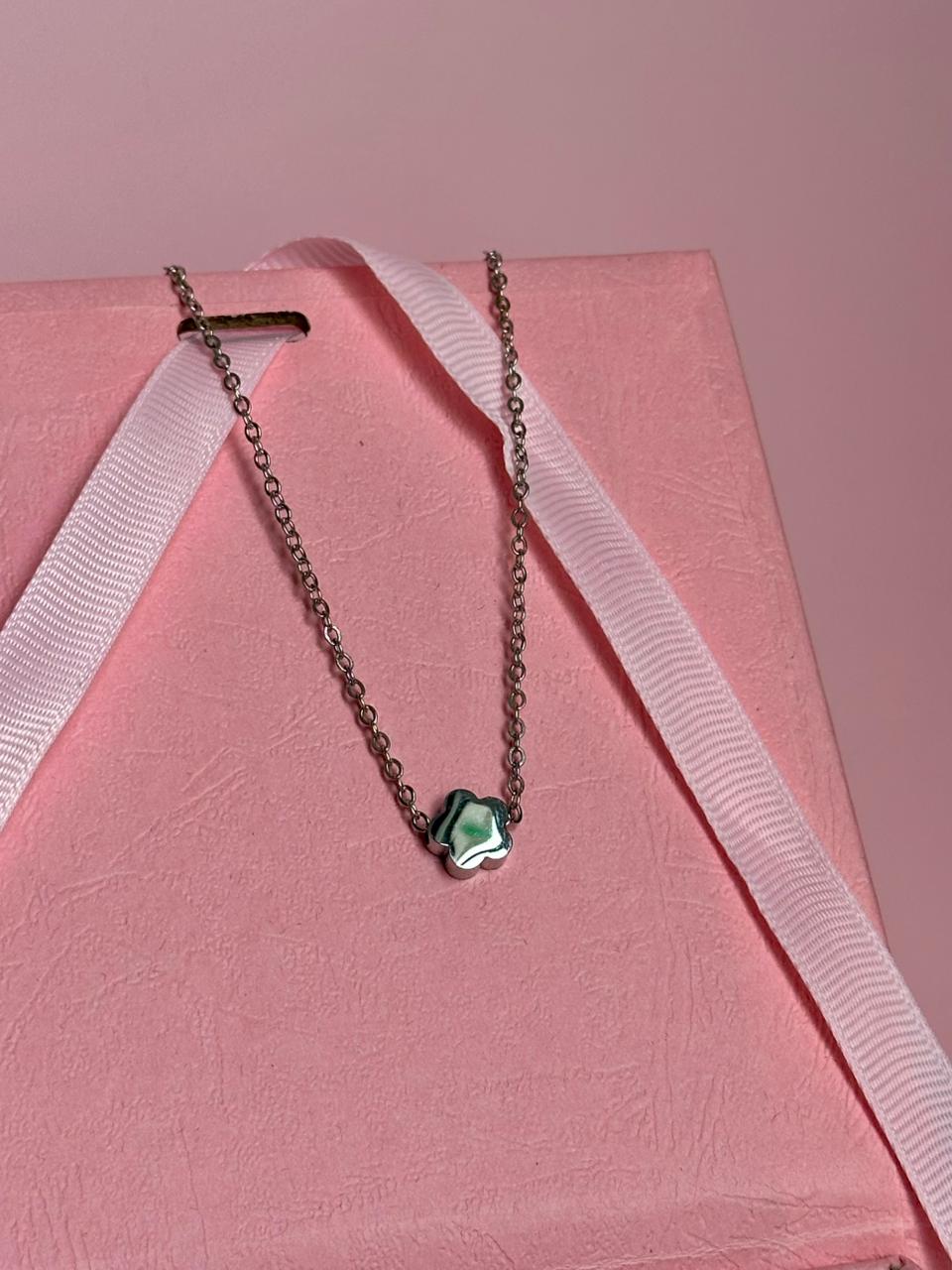 Collar con Dije de Flor - Letras