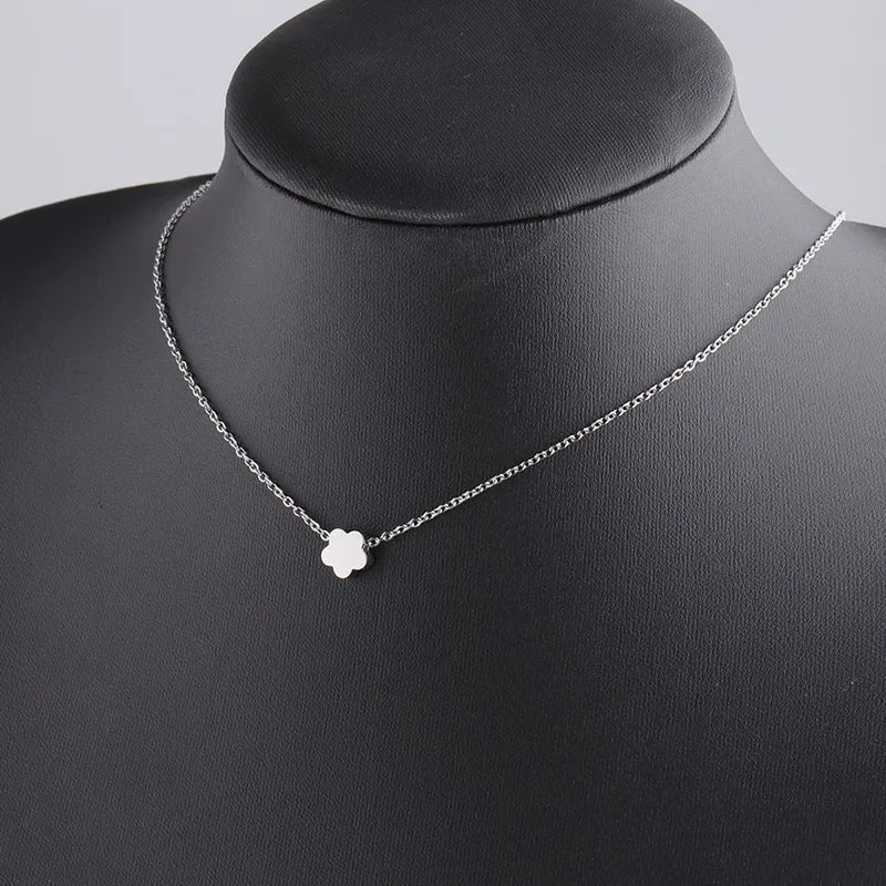 Collar con Dije de Flor - Letras