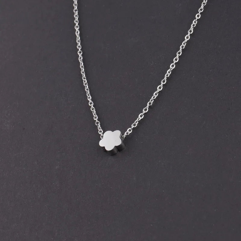 Collar con Dije de Flor - Letras