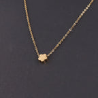 Collar con Dije de Flor - Letras
