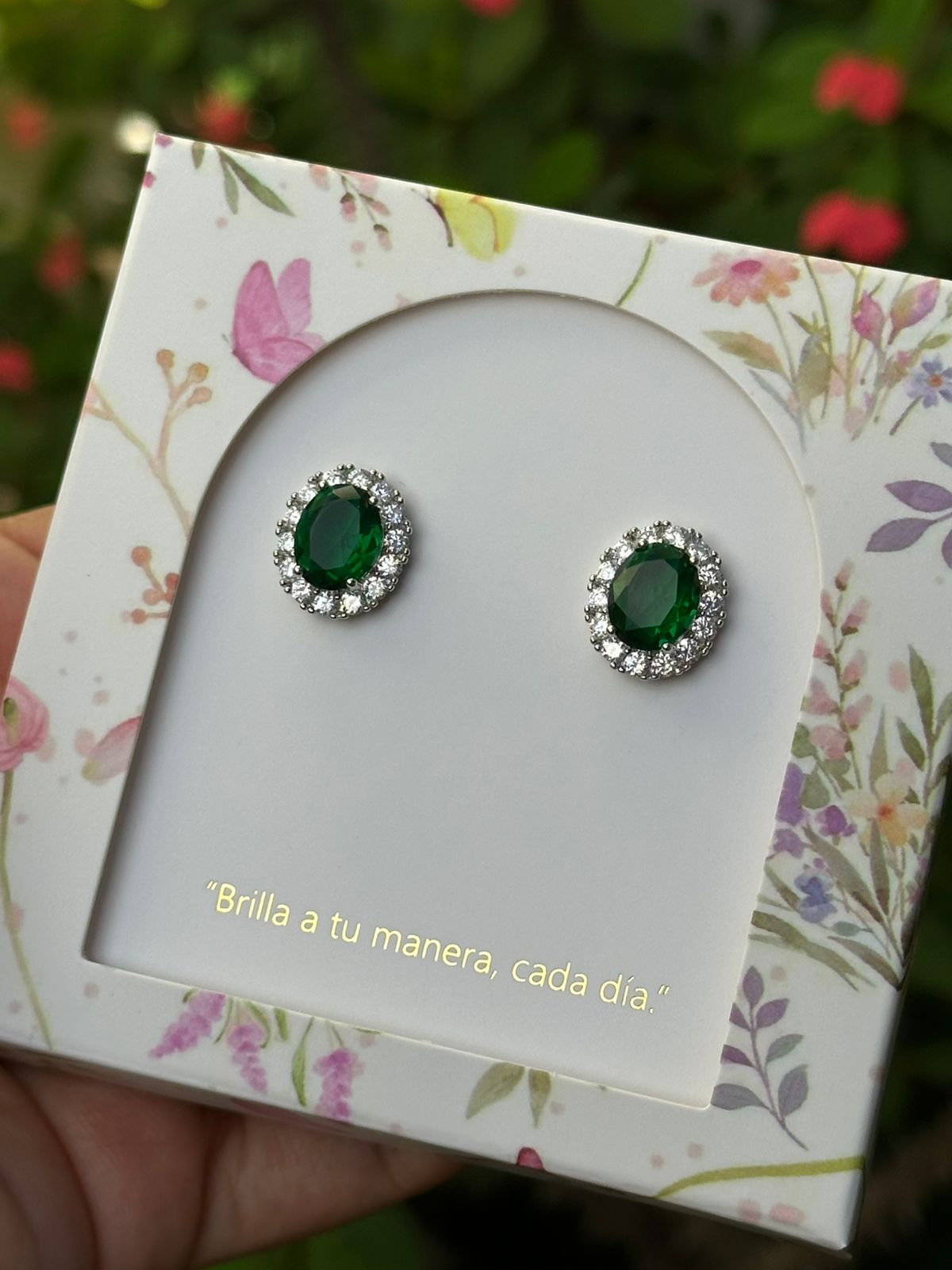 Aretes Esenciales con Circonia Verde en el Centro