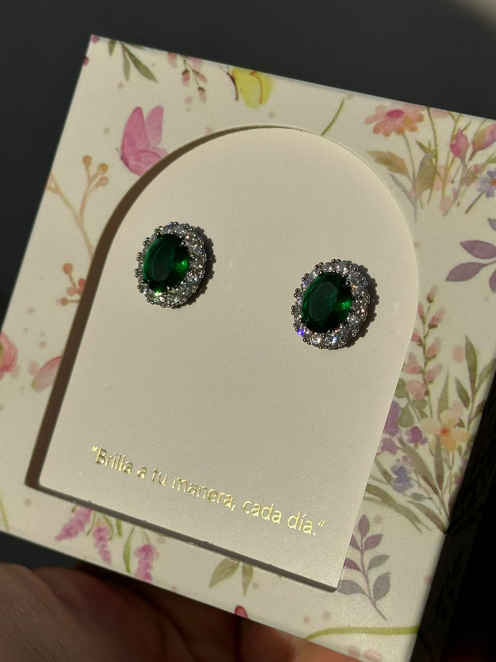 Aretes Esenciales con Circonia Verde en el Centro