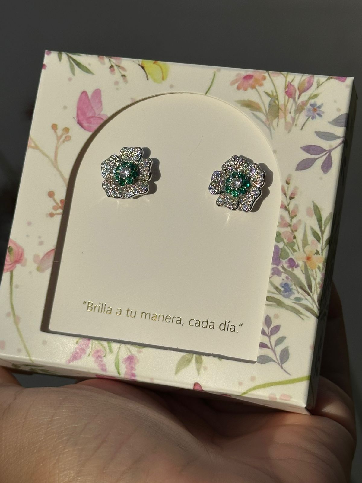 Aretes Esenciales de Flor con Centro Verde