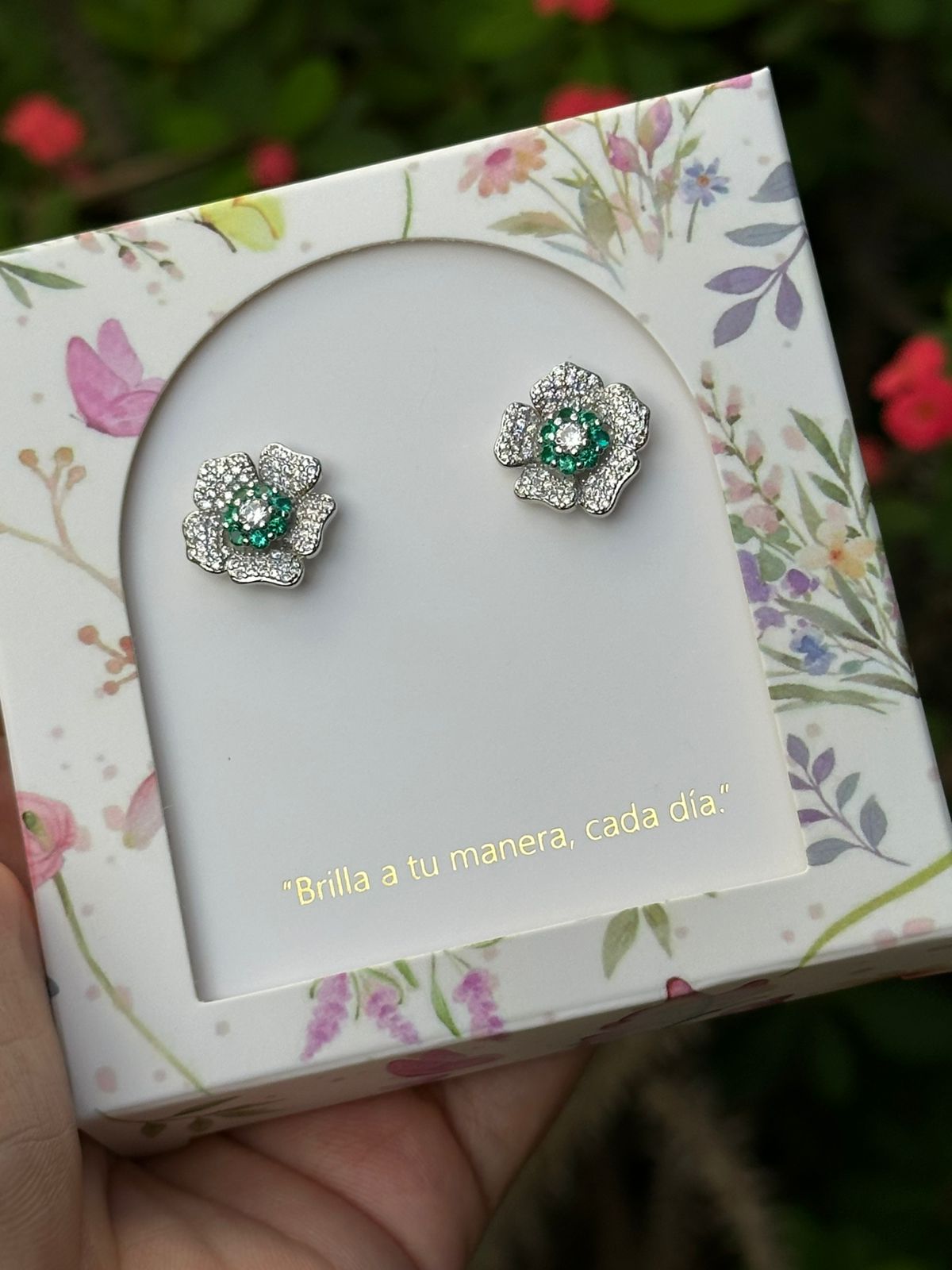 Aretes Esenciales de Flor con Centro Verde
