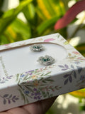 Aretes Esenciales de Flor con Centro Verde