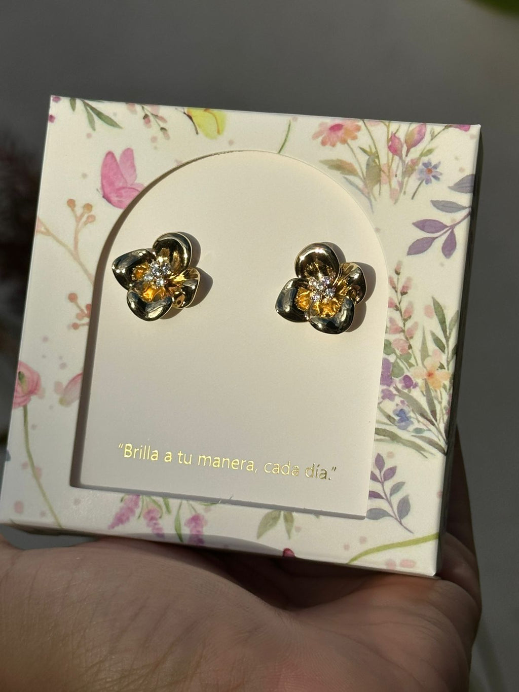 Aretes Esenciales Dorados de Flor