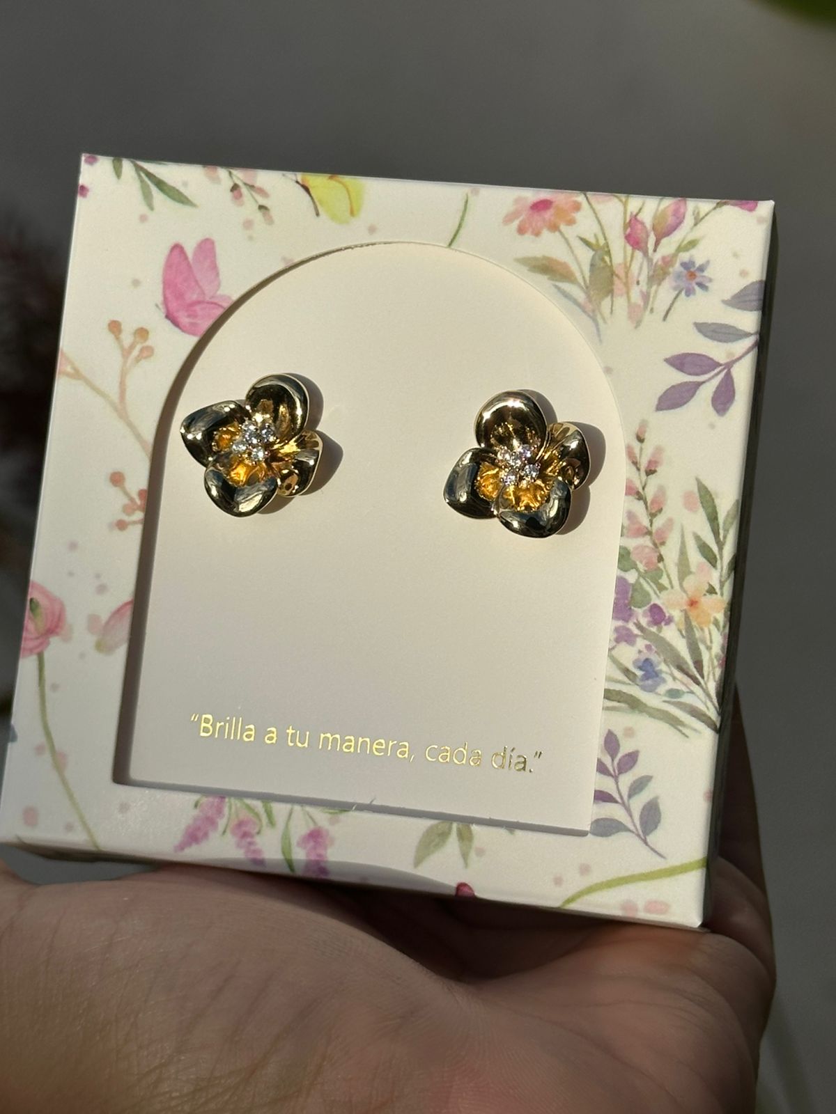 Aretes Esenciales Dorados de Flor