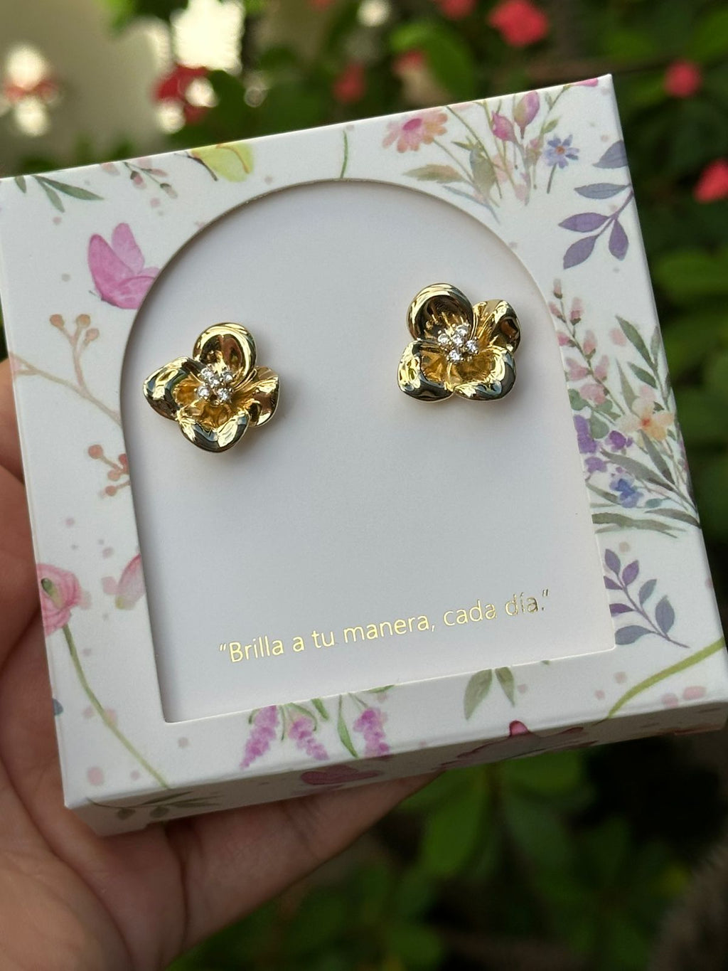 Aretes Esenciales Dorados de Flor