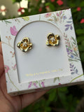 Aretes Esenciales Dorados de Flor