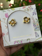 Aretes Esenciales Dorados de Flor