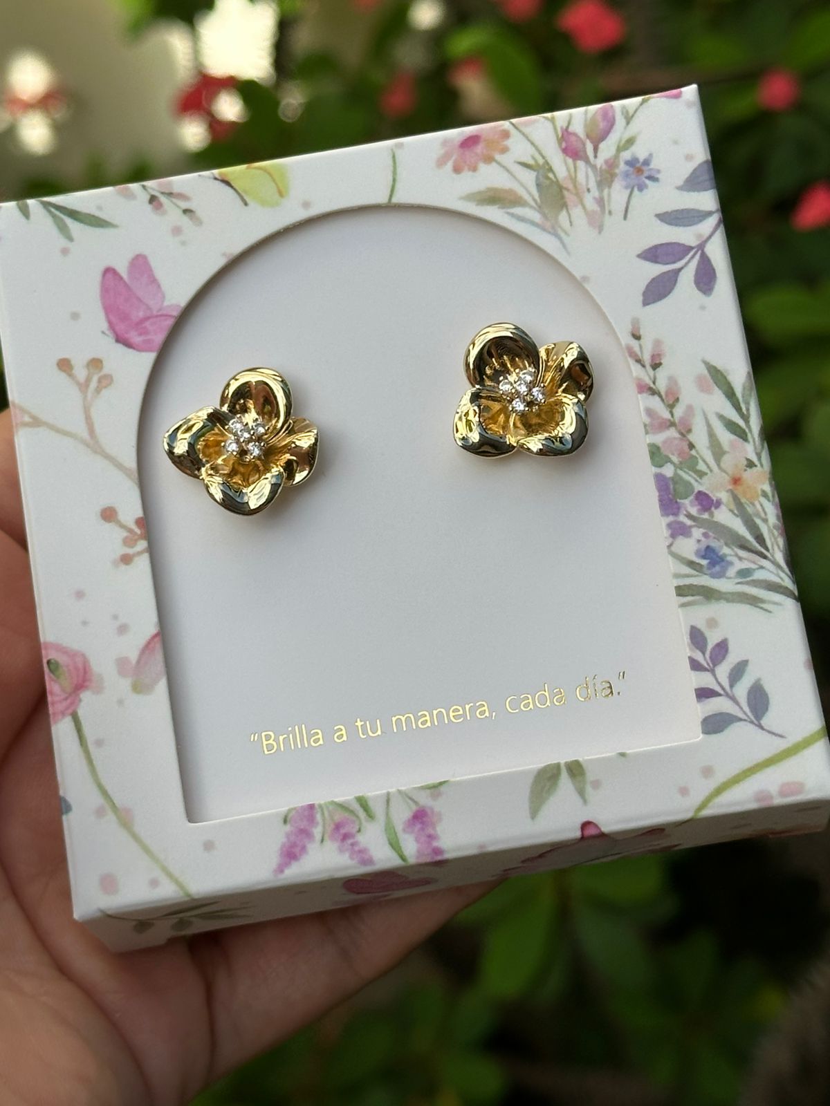 Aretes Esenciales Dorados de Flor