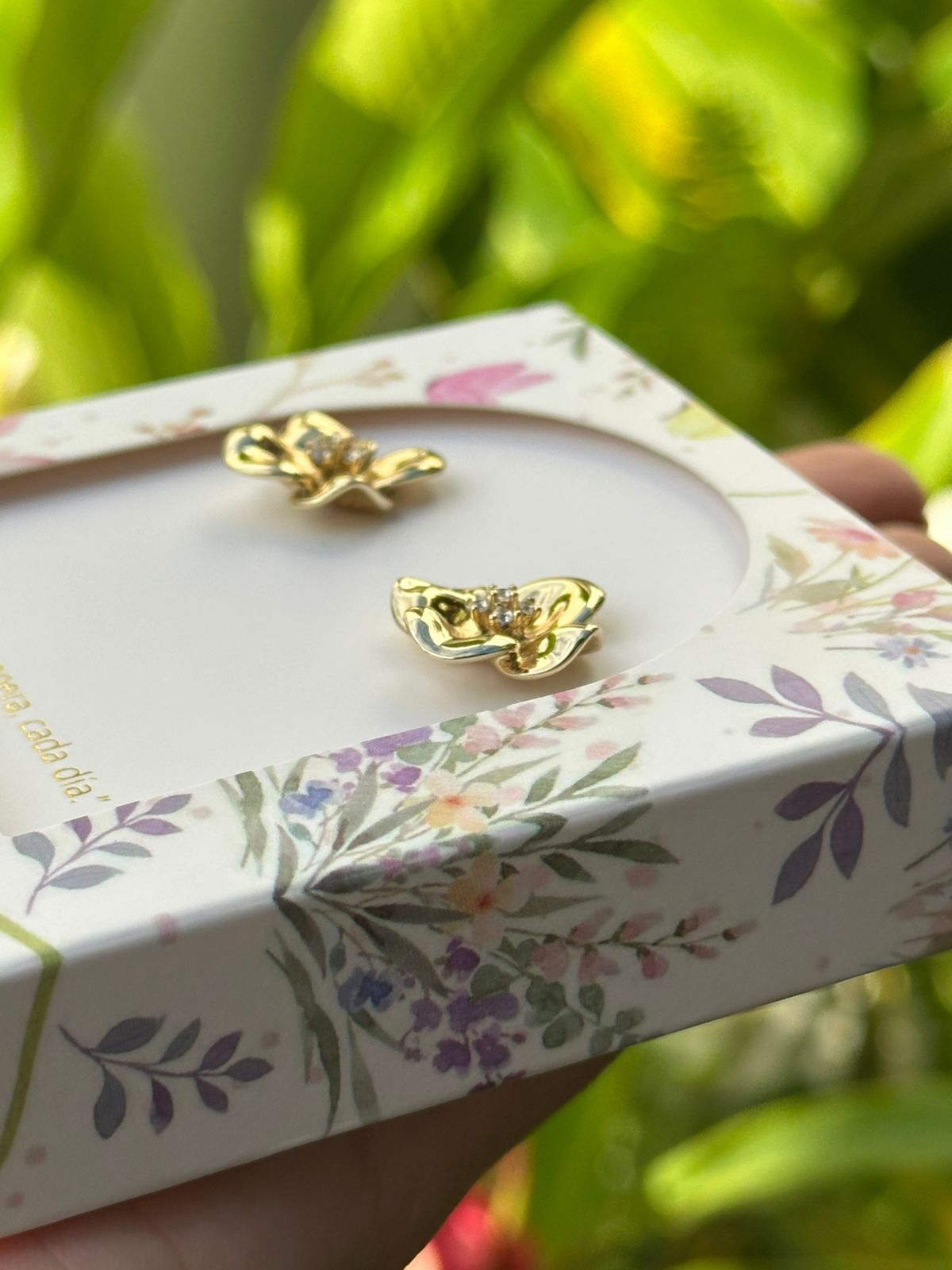 Aretes Esenciales Dorados de Flor