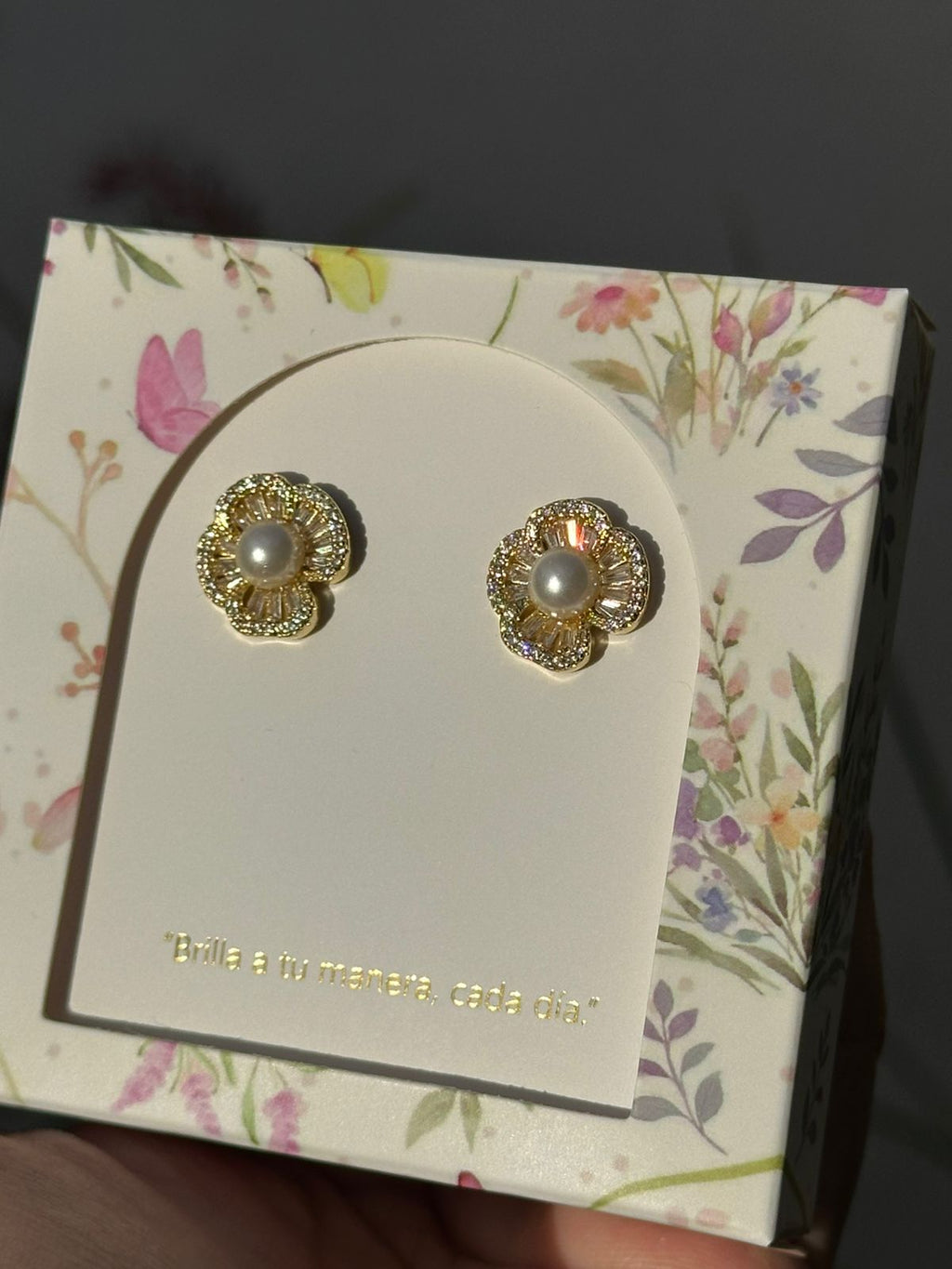 Aretes Esenciales de Flor con Centro de Perla