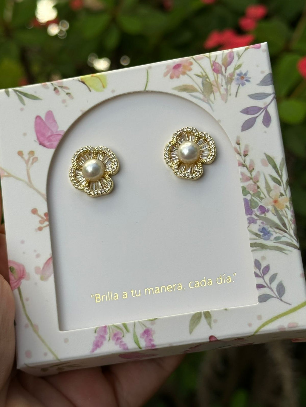 Aretes Esenciales de Flor con Centro de Perla