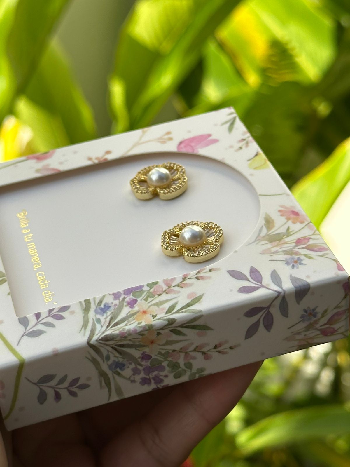 Aretes Esenciales de Flor con Centro de Perla