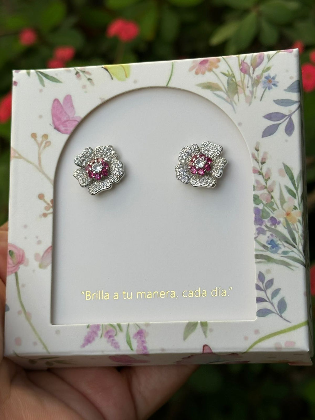 Aretes Esenciales de Flor con Centro Rosado/Rojo