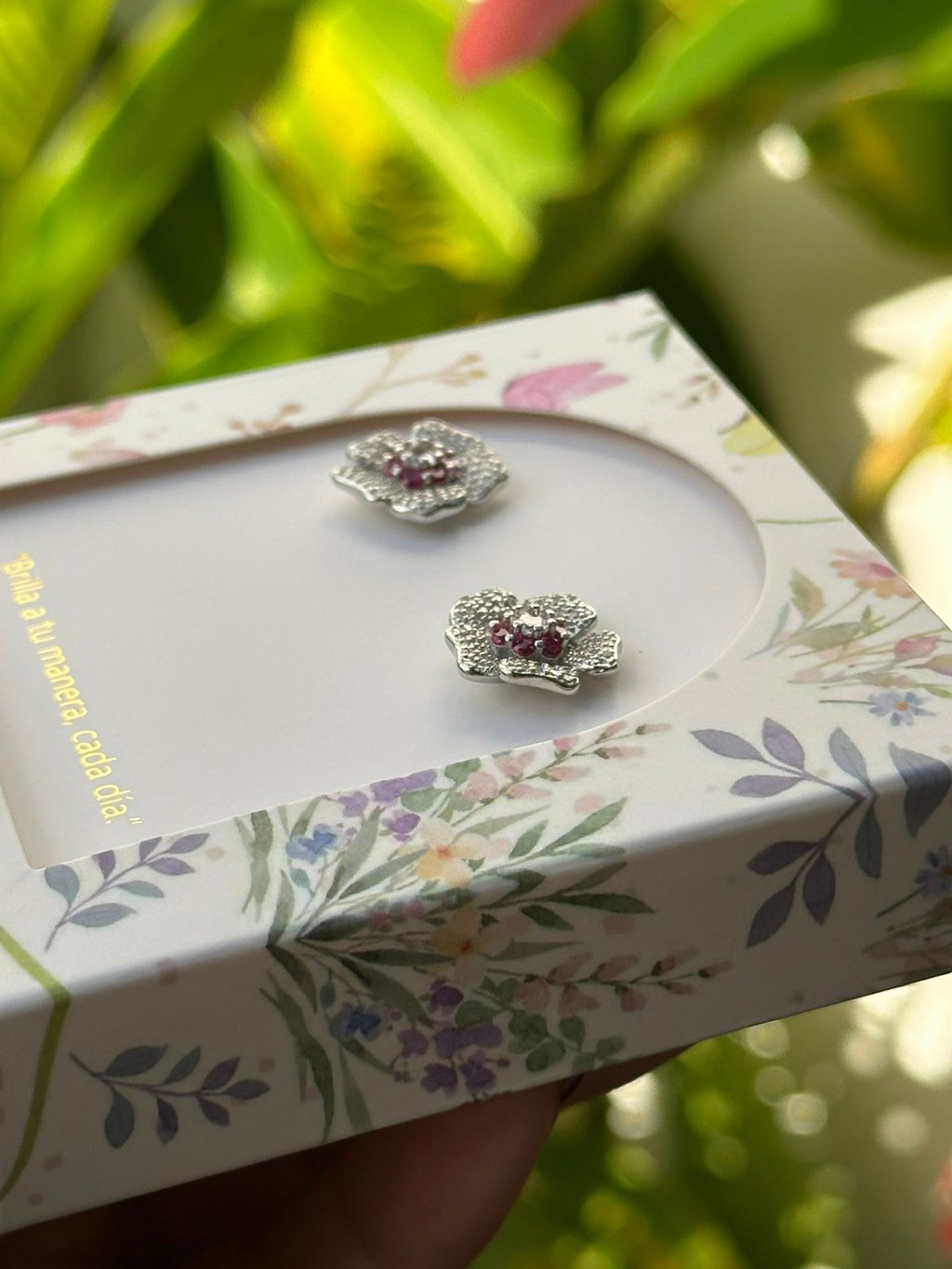 Aretes Esenciales de Flor con Centro Rosado/Rojo