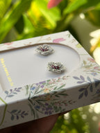 Aretes Esenciales de Flor con Centro Rosado/Rojo