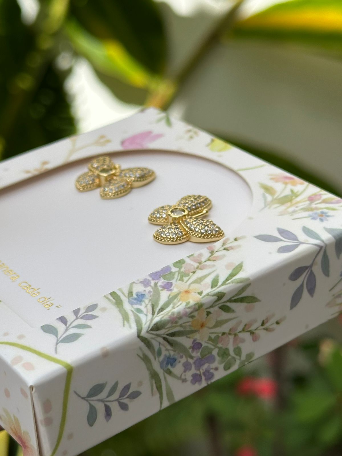 Aretes Esenciales Mariposa con Microcirconias