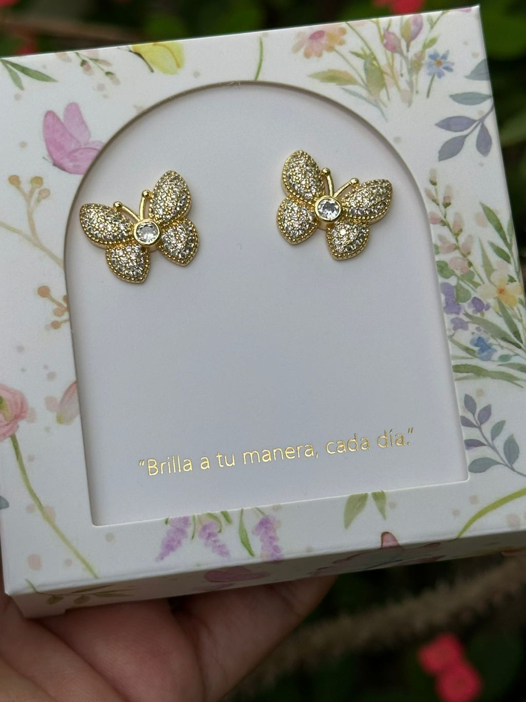 Aretes Esenciales Mariposa con Microcirconias