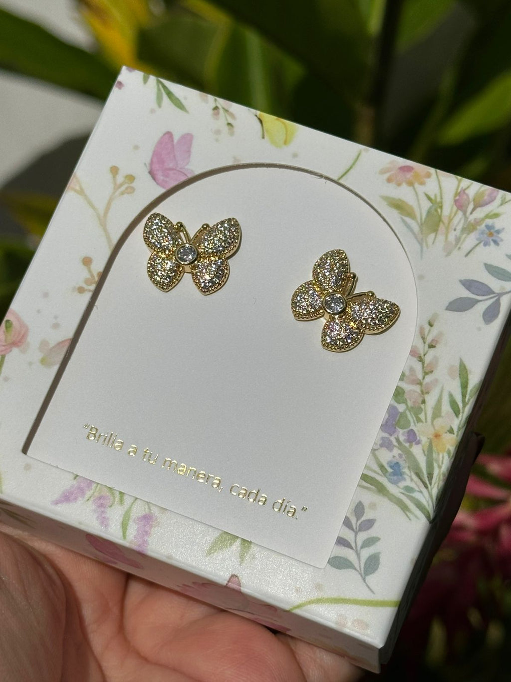 Aretes Esenciales Mariposa con Microcirconias