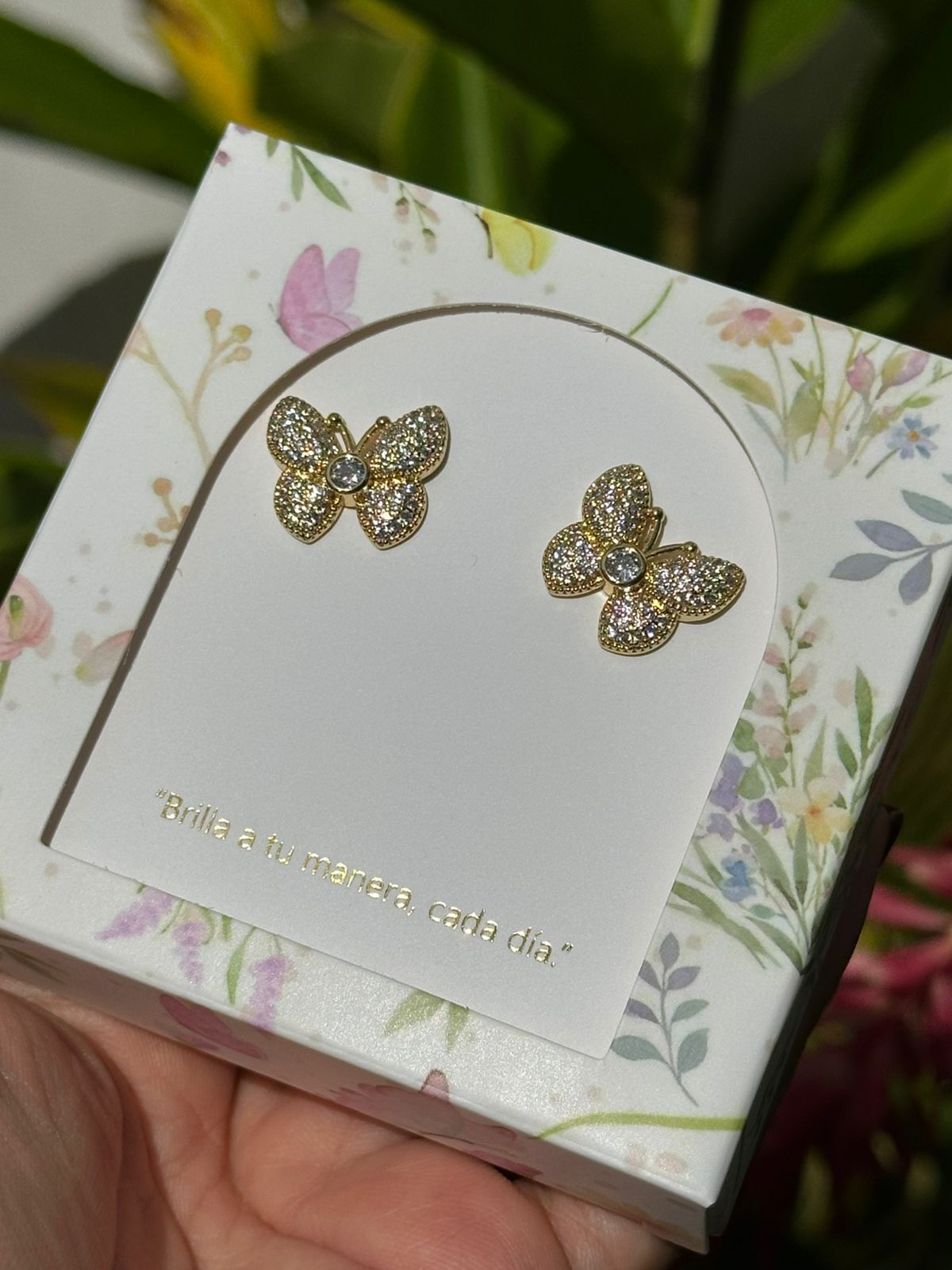 Aretes Esenciales Mariposa con Microcirconias