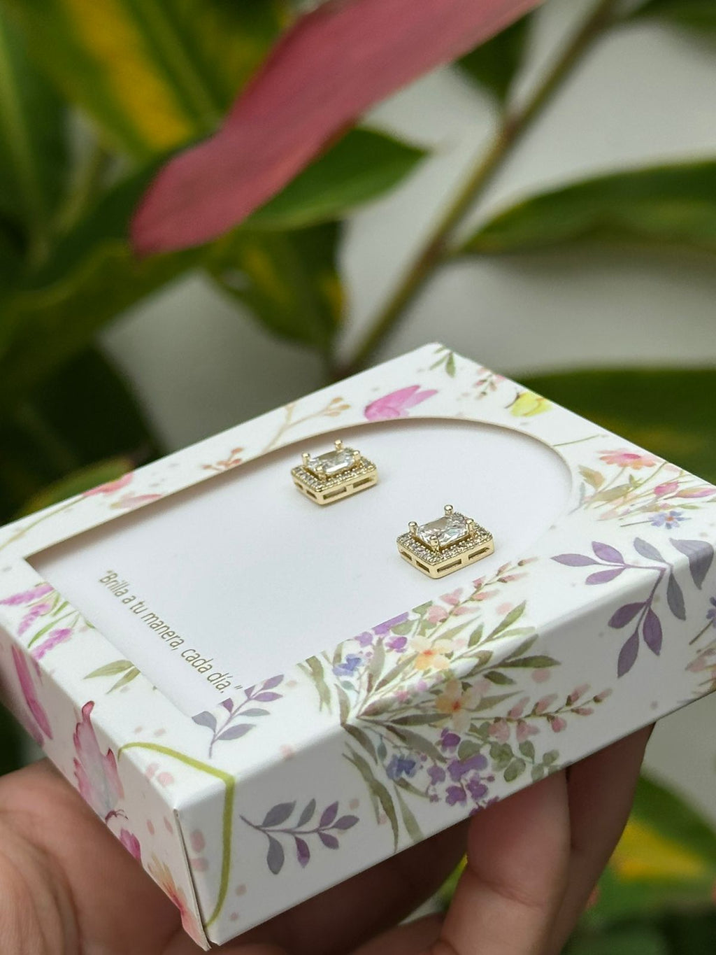 Aretes Esencial - Cuadrado con Circonias Blancas