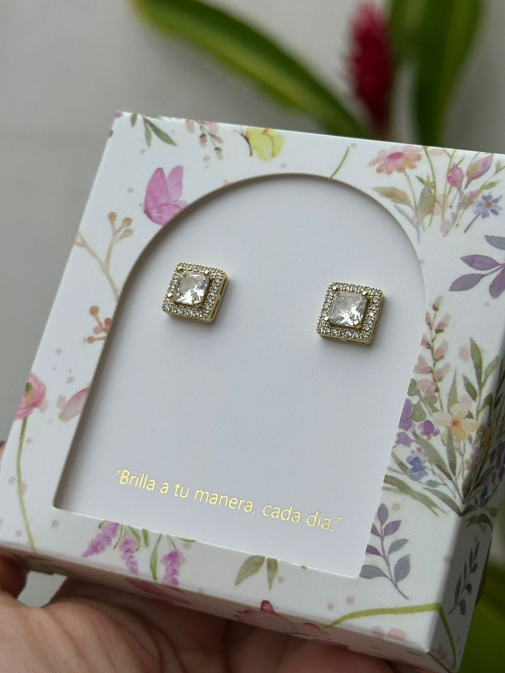 Aretes Esencial - Cuadrado con Circonias Blancas